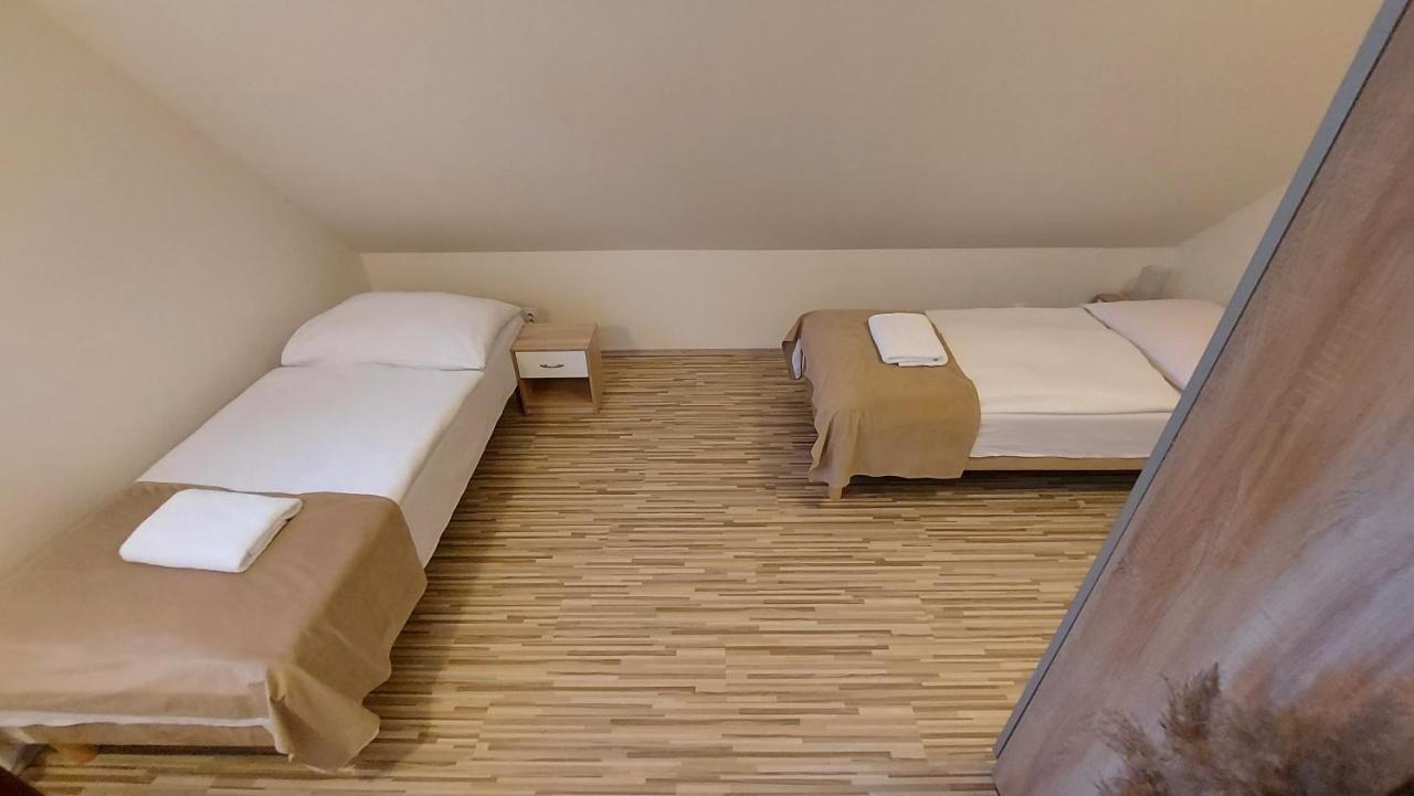 Apartman Tajov Pre 5-6 Osob, Privatne Parkovanie A Terasa Exterior foto