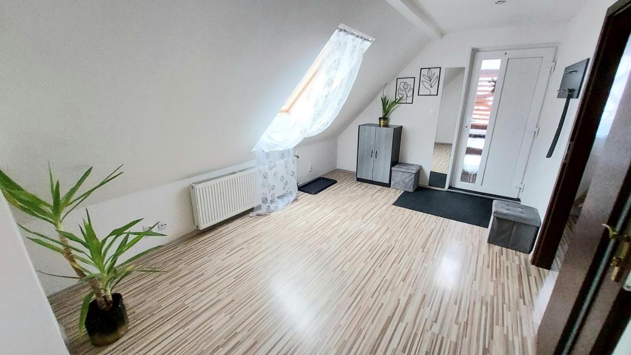 Apartman Tajov Pre 5-6 Osob, Privatne Parkovanie A Terasa Exterior foto